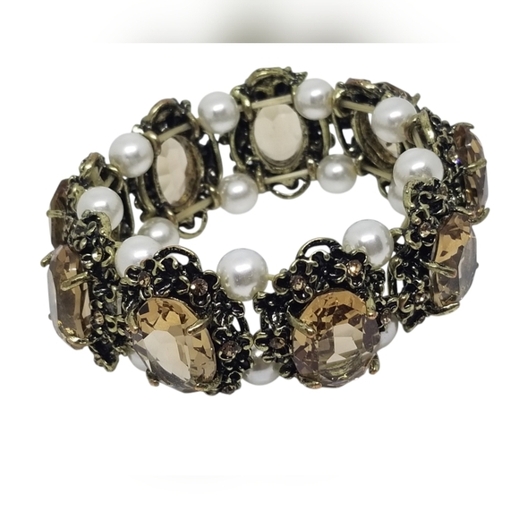 VINTAGE ORNATE GOLDTONE, AUSTRIAN CRYSTAL & FAUX PEARL STRETCH BRACELET - Picture 4 of 7